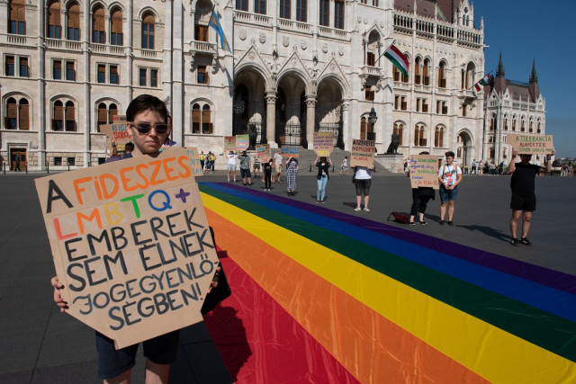 A Budapest Pride felajánlja segítségét a Fidesznek, hogy egy olyan országot építsenek, ahol senkinek nem kell úgy élnie, mint Szájer Józsefnek - SAJTÓKÖZLEMÉNY